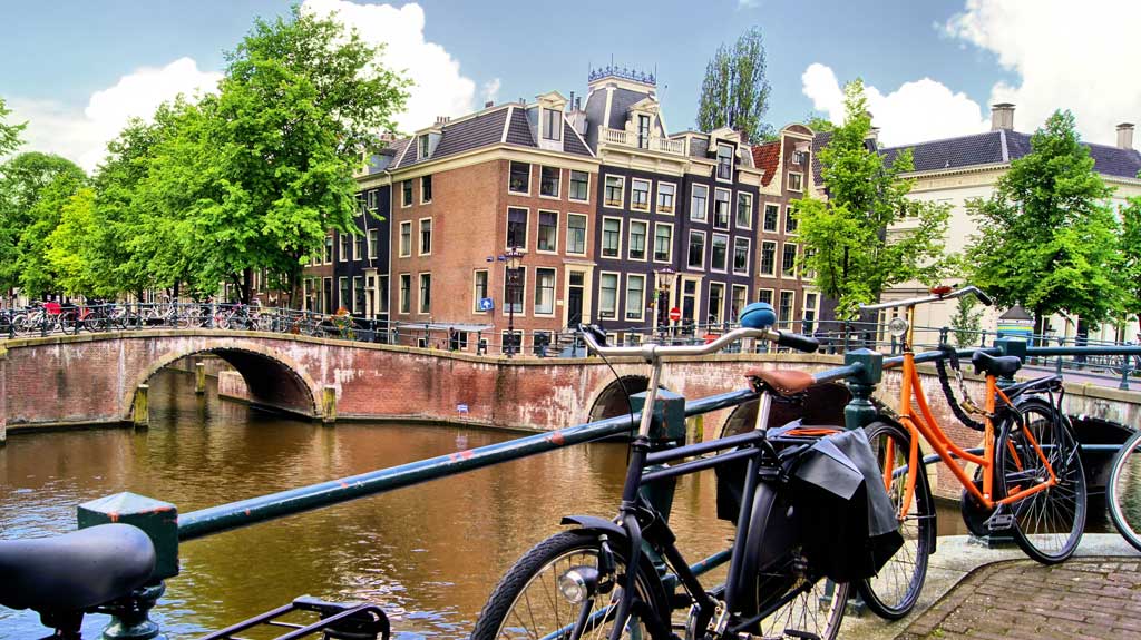 amsterdam-canal-and-bikes