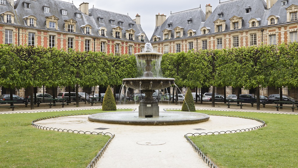 Fountain and grounds of the Place des Vosges Fountain and grounds of the Place des Vosges