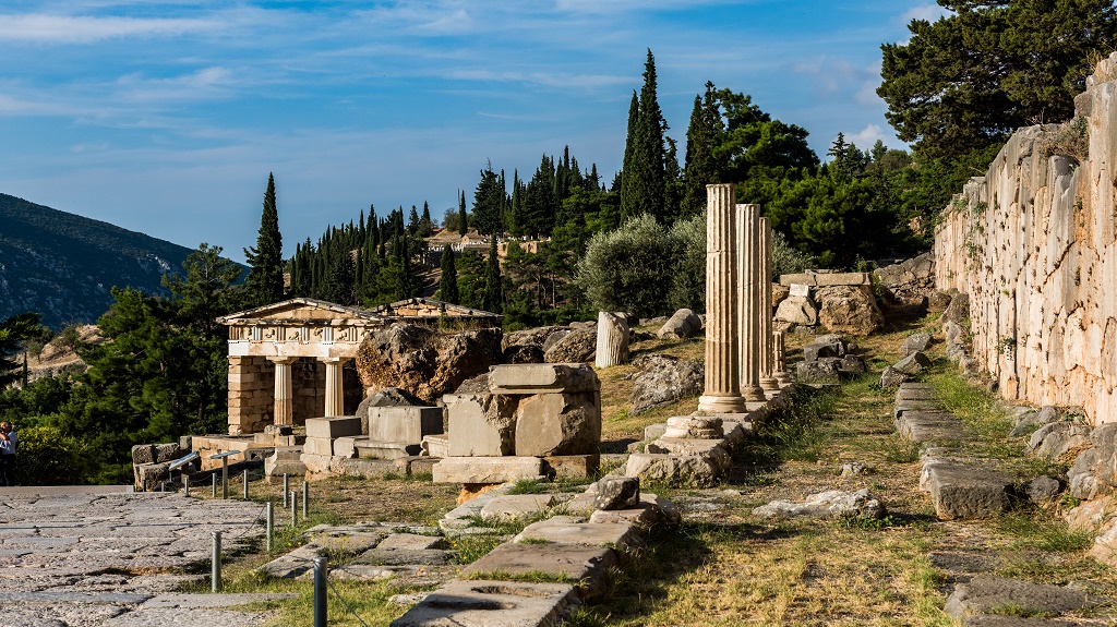 Temple of Apollo and Altar of Chiots in Delphi, Greece Temple of Apollo and Altar of Chiots in Delphi, Greece