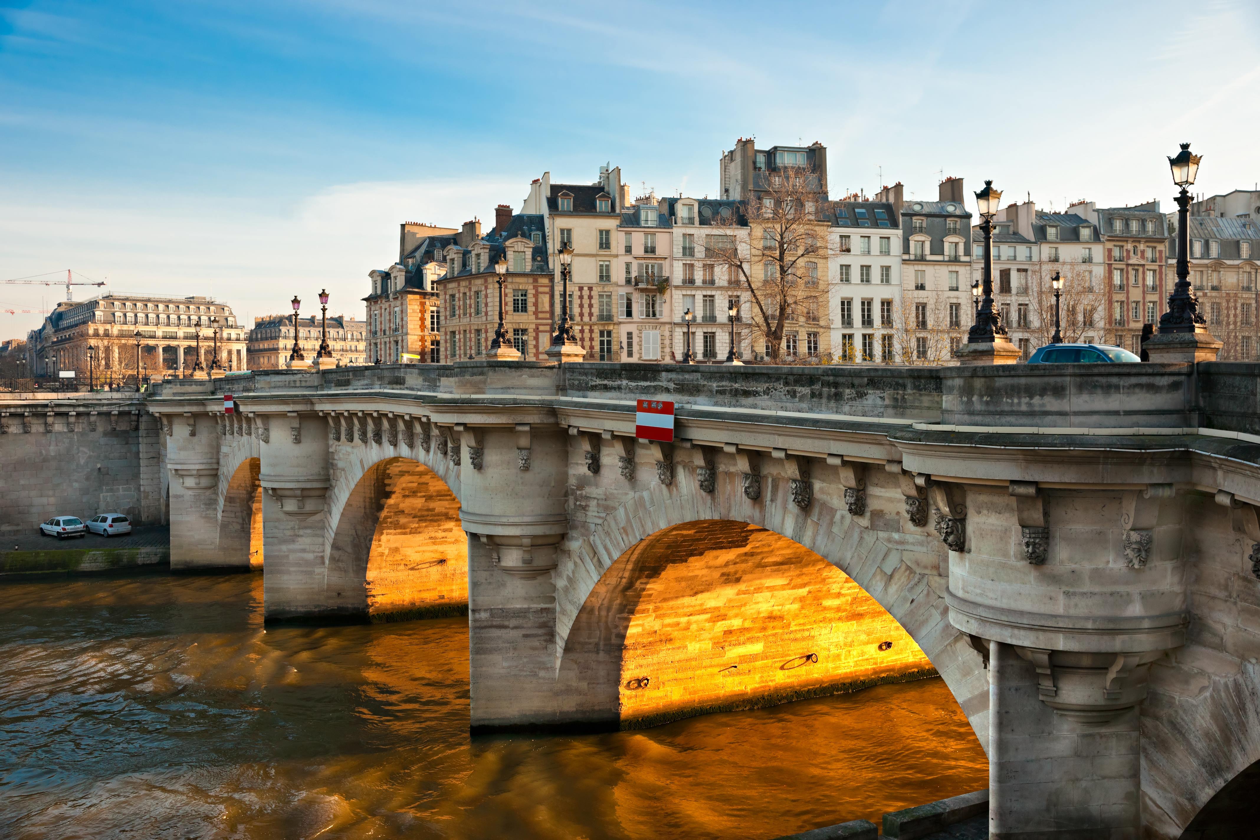 Pont neuf, Ile de la Cite, Paris – France Pont neuf, Ile de la Cite, Paris – France