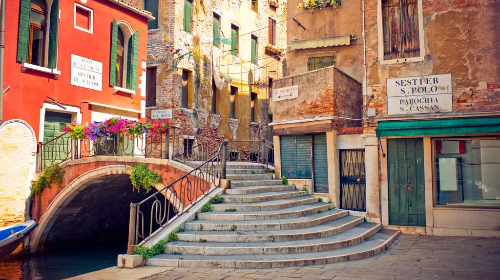 italy-venetian-street