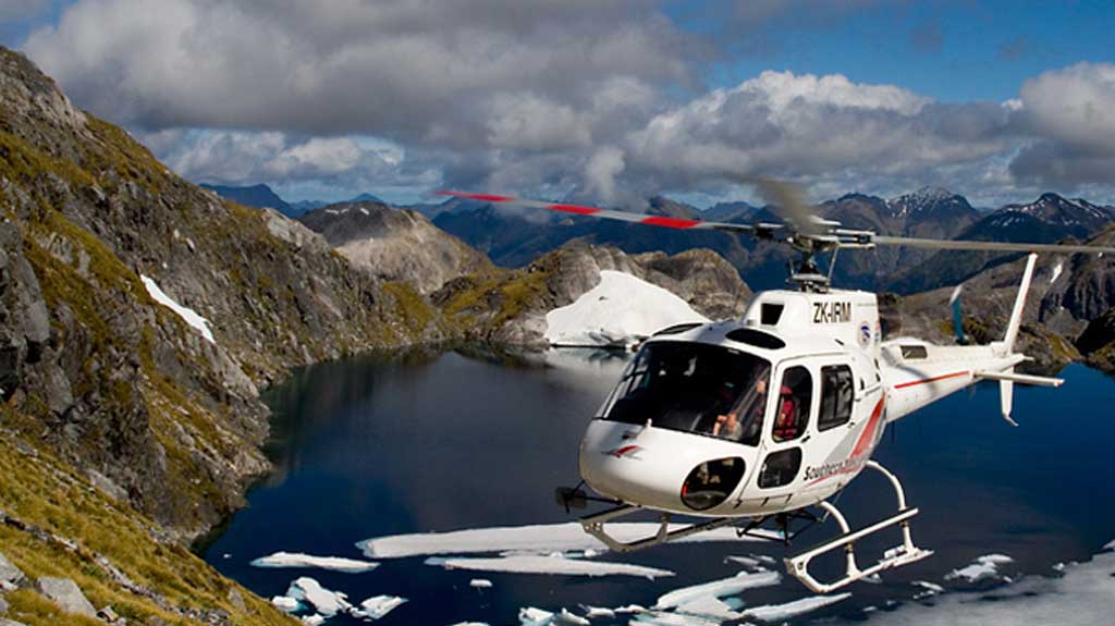 new-zealand-hollyford-helicopter